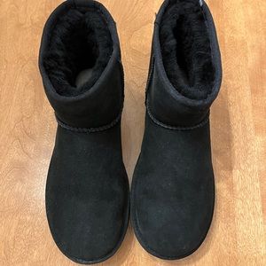 Women UGG Classic Mini 11 black suede short boot Size: 8 - Worn ONCE!